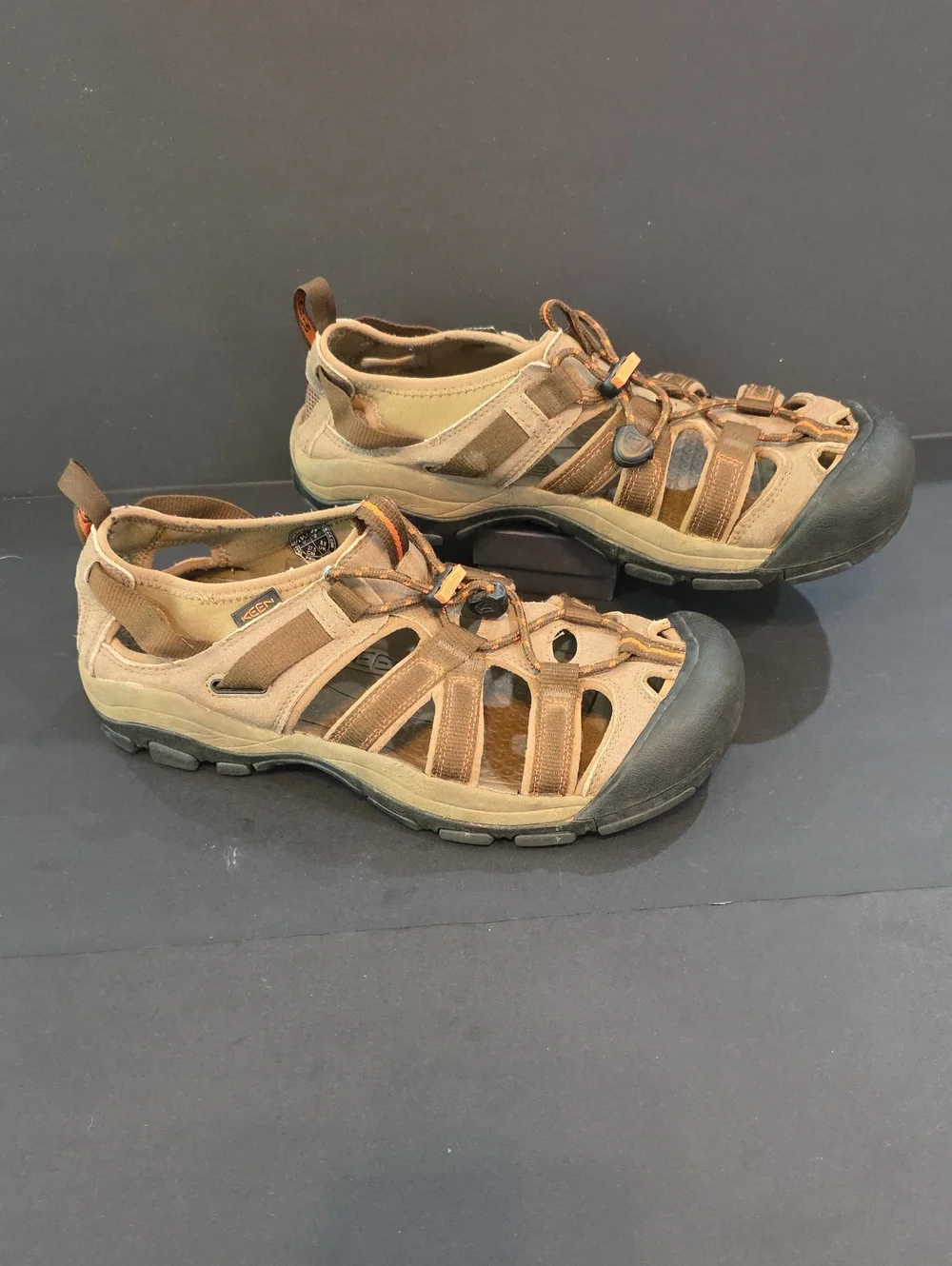 Keen Owyhee Men's Brown and Black Closed-Toe Outdoor Sandals Size 9.5